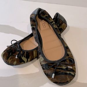 Me Too NWOT camouflage cushioned ballet flat. Size 9.5
